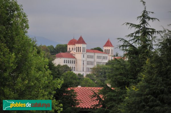 Can Viver de Torrebonica, vista des del cementiri de Terrassa