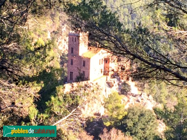 La Casa de Guanta, des del camí que puja al Puig Rodó