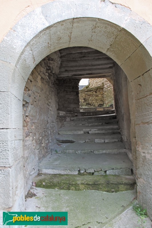 Sant Guim de la Plana - Pas cobert sota el castell de Vicfred,