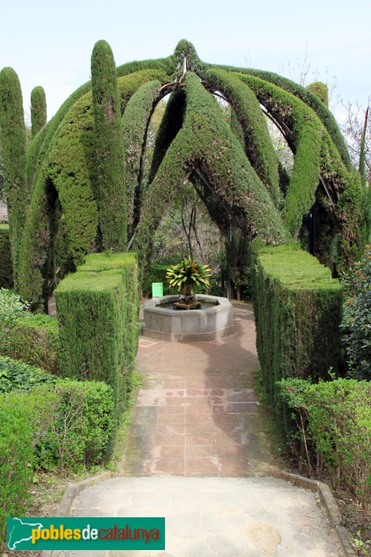 Barcelona - Jardins de Laribal, glorieta de xiprers