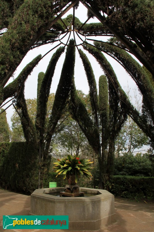 Barcelona - Jardins de Laribal, glorieta de xiprers