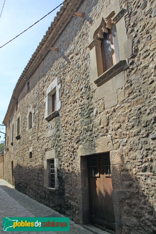 La Pera - Carrer Major de Púbol