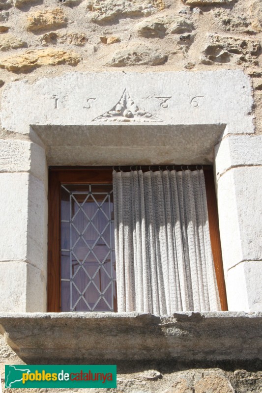 La Pera - Carrer Major de Púbol (Foto: Albert Esteves, 2015) La Pera - Carrer Major de Púbol