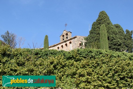 Foixà - Creu del castell, amb la capella al fons