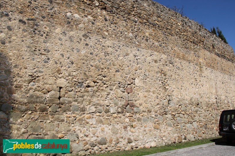 Corçà - Muralla del castell