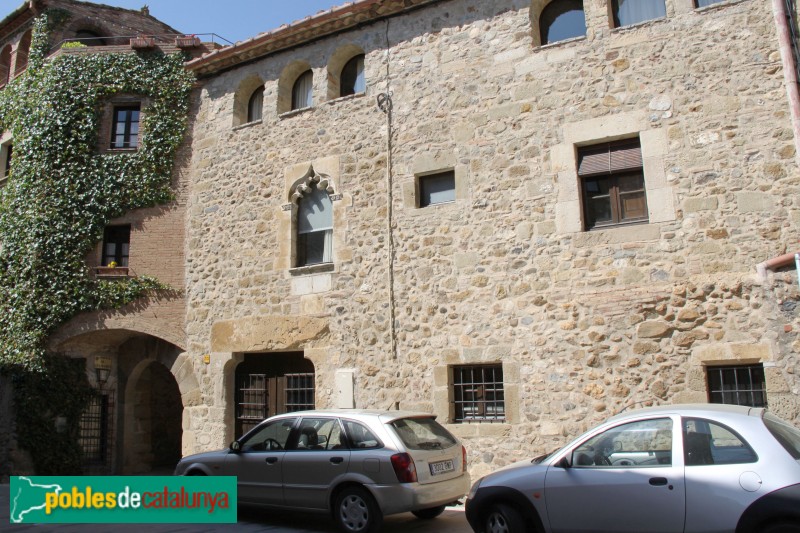 Corçà - Casa al carrer Major