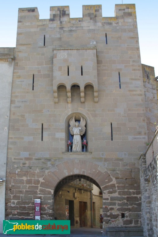 Guissona - Portal de l'Àngel (Foto: Albert Esteves, 2015) Guissona - Portal de l'Àngel