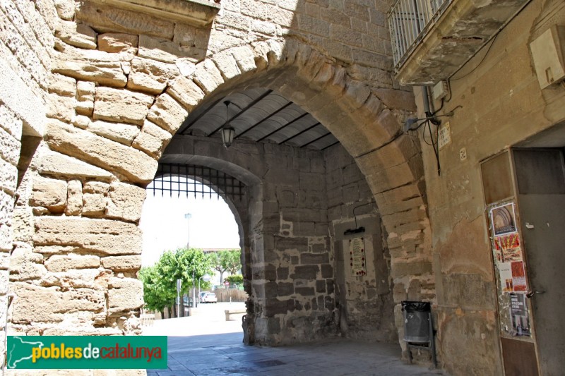 Guissona - Portal de l'Àngel (Foto: Albert Esteves, 2015) Guissona - Portal de l'Àngel