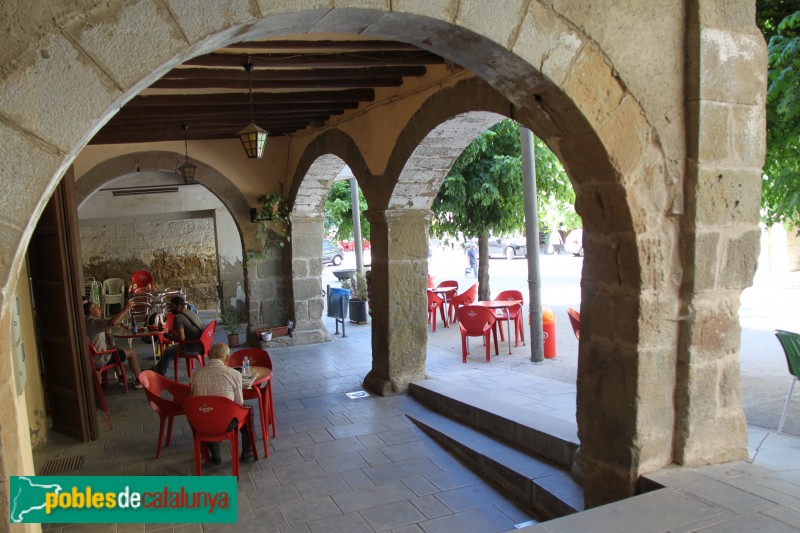 Foto de Sanaüja - Plaça Major: porxos de ca l'Enric