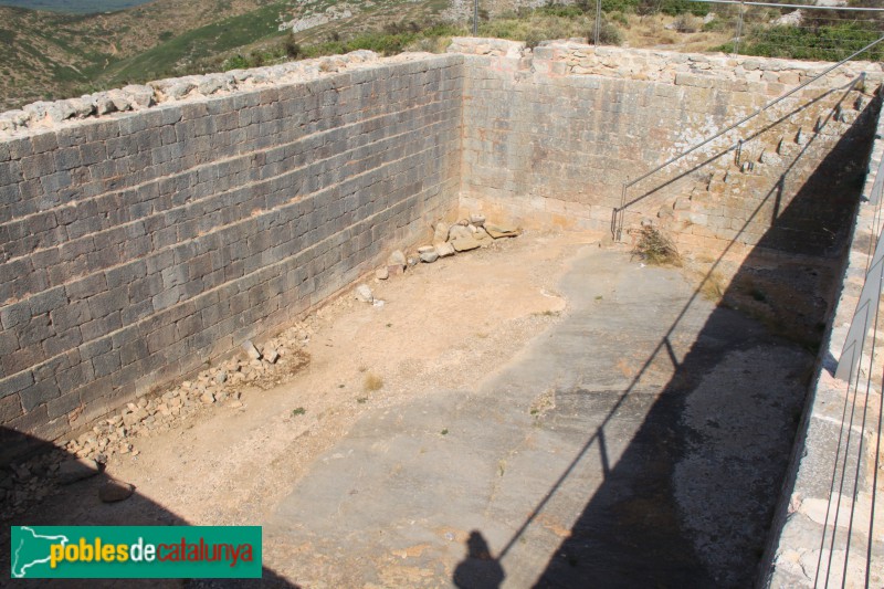 Torroella de Montgrí - Castell de Montgrí, cisterna exterior (Foto: Albert Esteves, 2015) Torroella de Montgrí - Castell de Montgrí, cisterna exterior