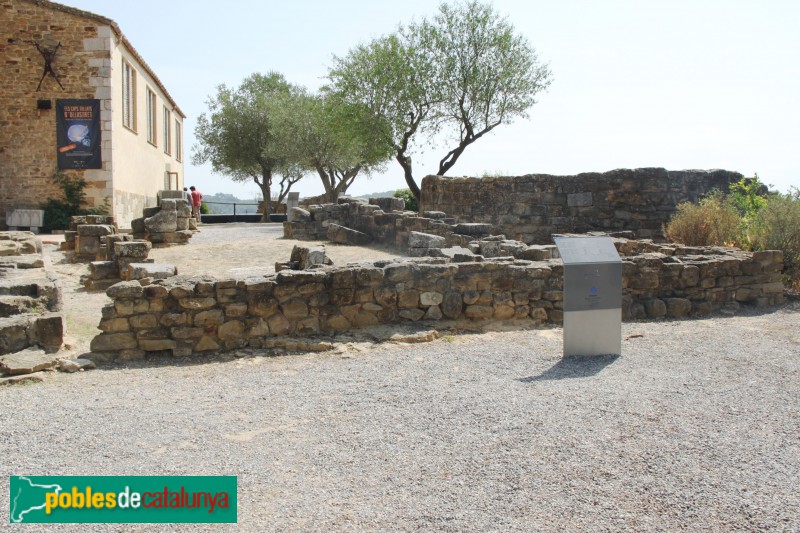 Ullastret - Restes del castell de Sant Andreu (Foto: Albert Esteves, 2015) Ullastret - Restes del castell de Sant Andreu