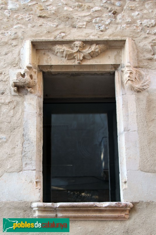 Torroella de Montgrí - Finestra del carrer Porta Nova