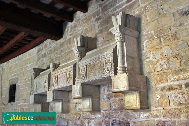 L'Estany - Sarcòfags dels abats Jaume de Rocabruna, Berenguer Desvall, Berenguer Riudeperes (Foto: Graciel·la Vidal, 2016) L'Estany - Sarcòfags dels abats Jaume de Rocabruna, Berenguer Desvall, Berenguer Riudeperes