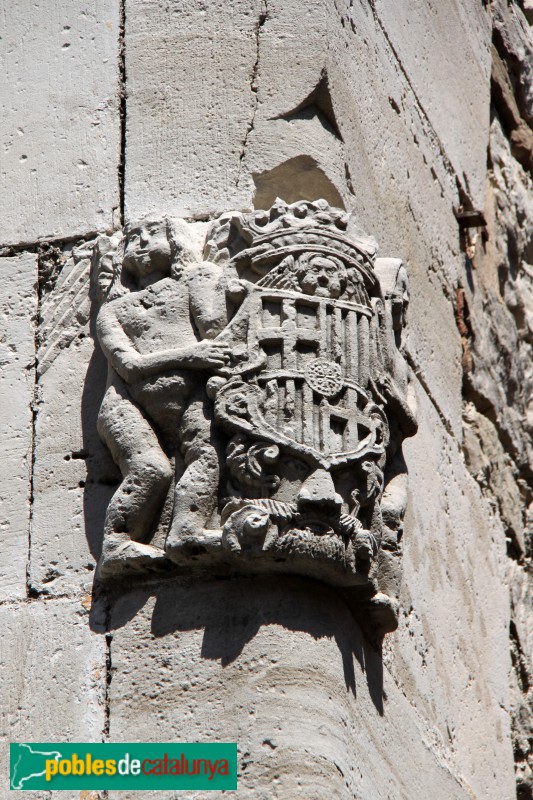 Moià - Escut esculpit a la cantonada de l'església