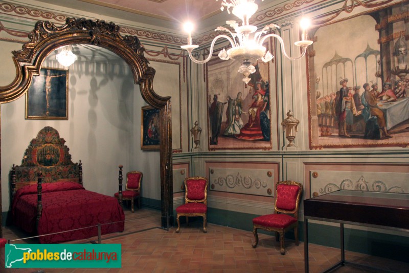 Moià - Museu Rafael Casanova: dormitori principal amb pintures del segle XVIII