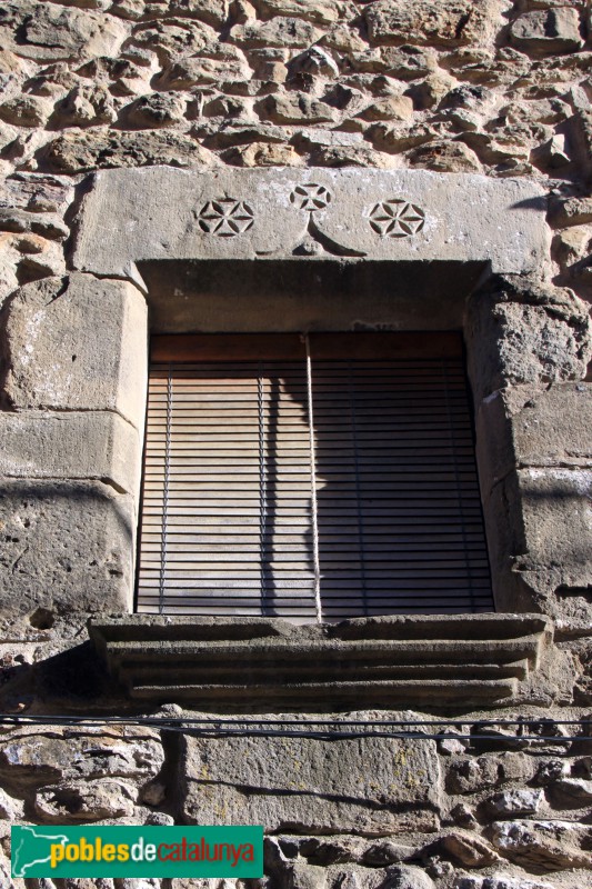 Colomers - Finestra de Can Oliva d'en Pitiua (Foto: Albert Esteves, 2016) Colomers - Finestra de Can Oliva d'en Pitiua