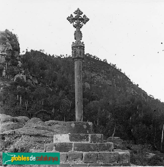 Cervelló - Creu de terme (Foto: Rafael Degollada - Arxiu C.E.C.-, 1915) Cervelló - Creu de terme