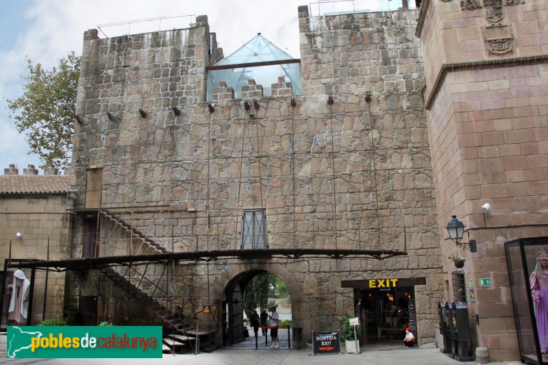 Barcelona - Poble Espanyol, porta de San Vicente (Foto: Albert Esteves, 2016) Barcelona - Poble Espanyol, porta de San Vicente