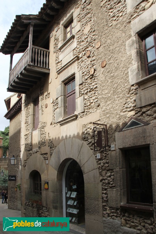 Barcelona - Poble Espanyol, façana de can Vázquez i balcó de can Serra (Rupit) (Foto: Albert Esteves, 2016) Barcelona - Poble Espanyol, façana de can Vázquez i balcó de can Serra (Rupit)