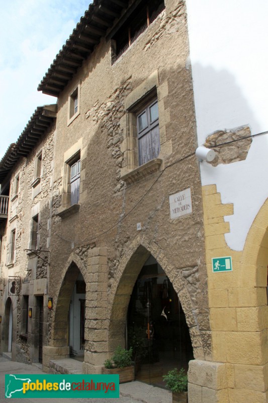 Barcelona - Poble Espanyol, casa de Santa Pau (Girona) (1) (Foto: Albert Esteves, 2016) Barcelona - Poble Espanyol, casa de Santa Pau (Girona) (1)