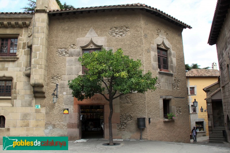 Barcelona - Poble Espanyol, antiga rectoria de Santa Pau (Girona) (Foto: Albert Esteves, 2016) Barcelona - Poble Espanyol, antiga rectoria de Santa Pau (Girona)
