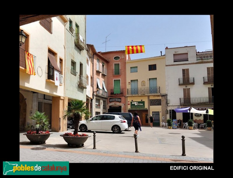 Plaça de Cornudella, amb la casa reformada al fons