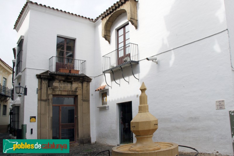 Barcelona - Poble Espanyol, Font de Tarifa i casa cordovesa (Foto: Albert Esteves, 2016) Barcelona - Poble Espanyol, Font de Tarifa i casa cordovesa