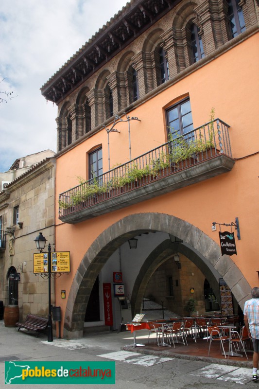 Barcelona - Poble Espanyol, arcades de la llotja a Sos del Rey Católico