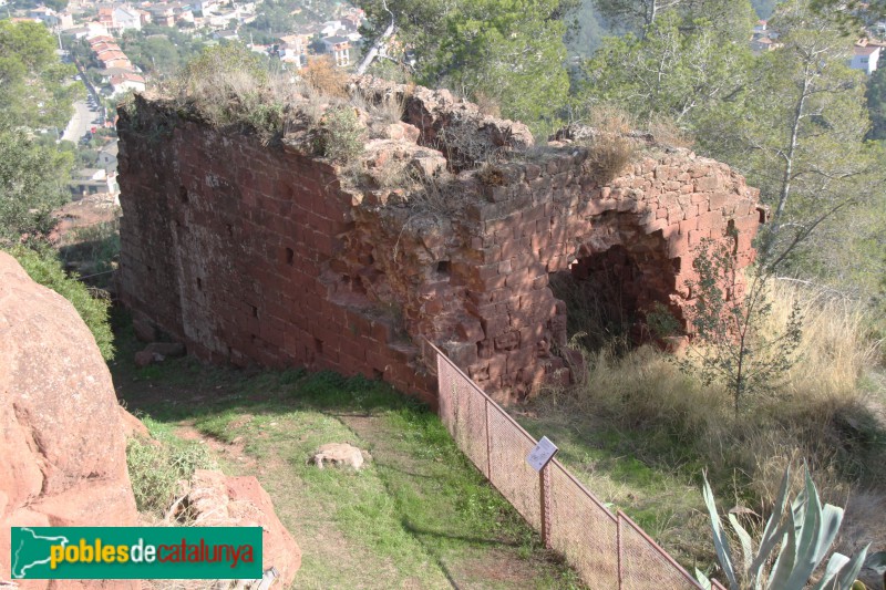 Cervelló - Capella del castell, abans de la restauració (Foto: Albert Esteves, 2006) Cervelló - Capella del castell, abans de la restauració