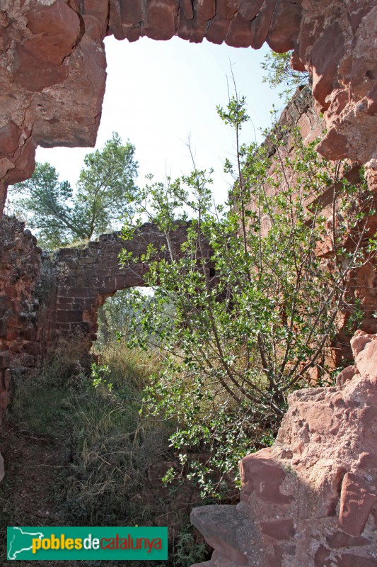 Cervelló - Capella del castell, abans de la restauració (Foto: Albert Esteves, 2016) Cervelló - Capella del castell, abans de la restauració
