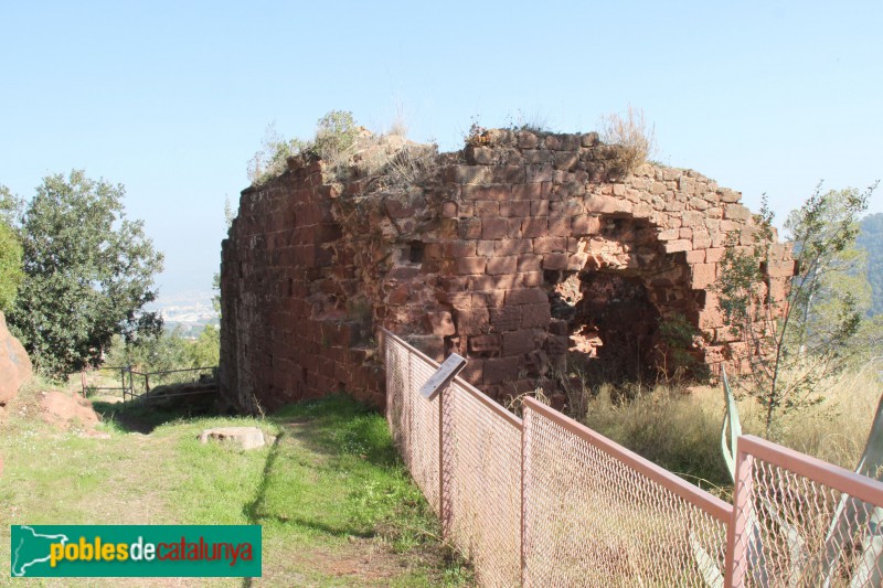 Cervelló - Capella del castell, abans de la restauració (Foto: Albert Esteves, 2016) Cervelló - Capella del castell, abans de la restauració