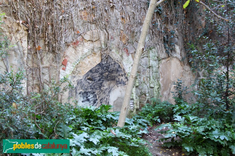 Barcelona - Jardins Joan Brossa. Entrada dels túnels del polvorí militar