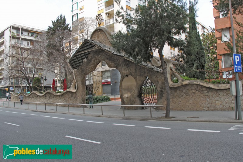 Barcelona - Tanca i portal de la finca Miralles
