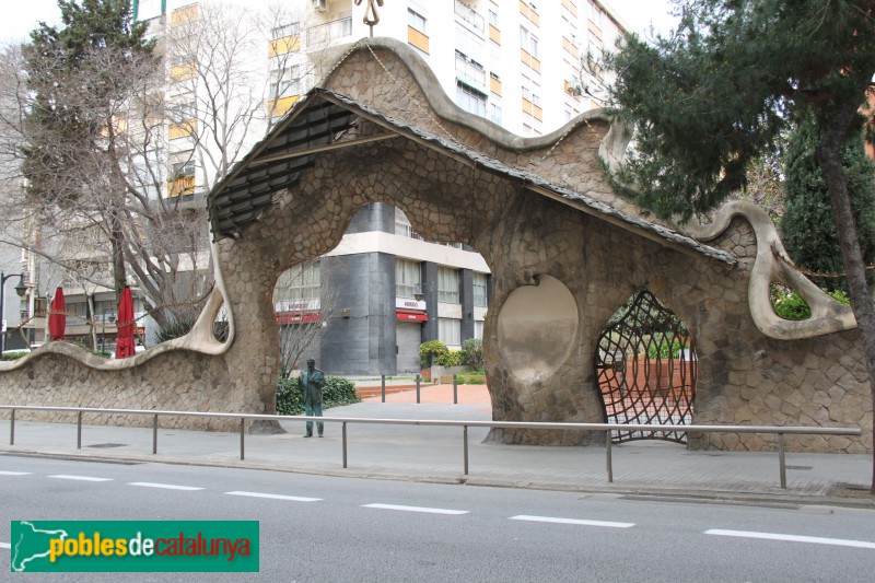 Barcelona - Tanca i portal de la finca Miralles