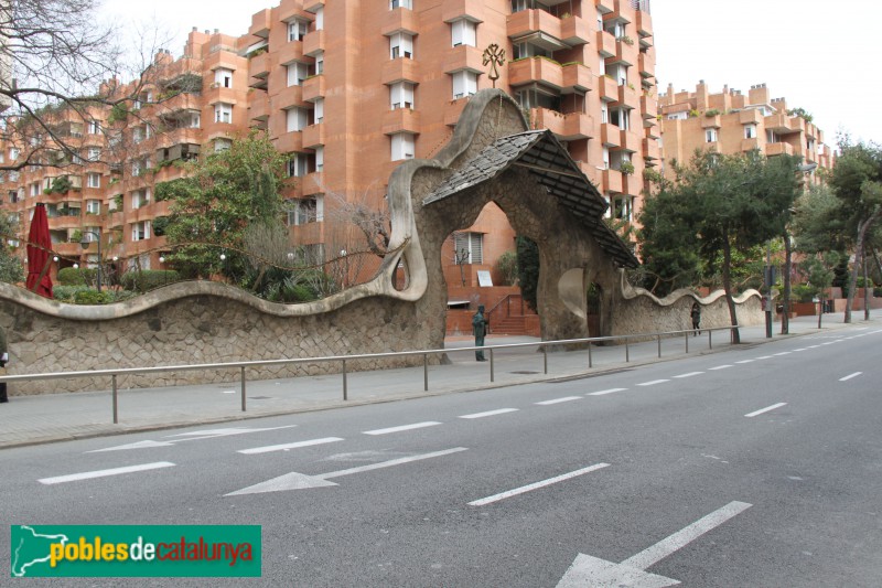 Barcelona - Tanca i portal de la finca Miralles