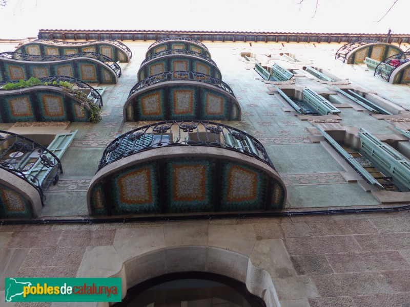 Barcelona - Casa Vidal. Sotabalcons façana Pons i Gallarza