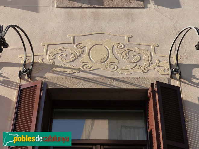 Barcelona - Antic Ajuntament de Sant Andreu. Detall esgrafiat sobre balcó (Foto: Graciel·la Vidal, 2017) Barcelona - Antic Ajuntament de Sant Andreu. Detall esgrafiat sobre balcó