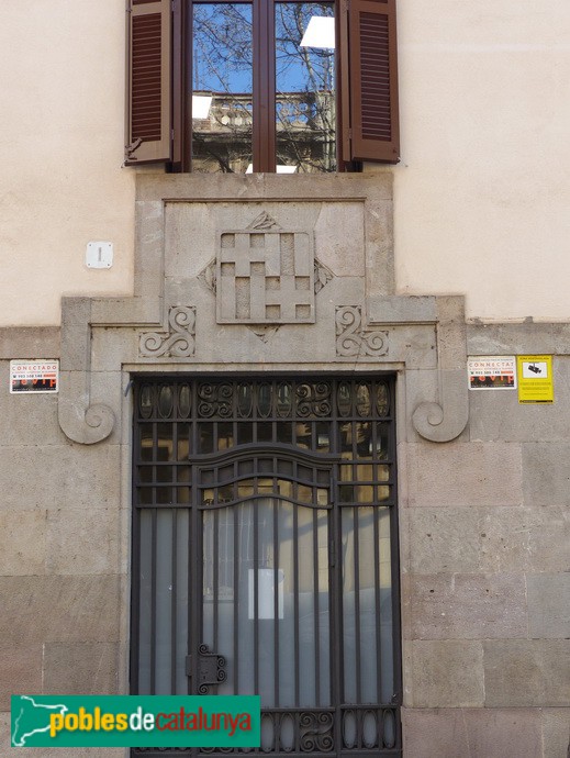 Barcelona - Antic Ajuntament de Sant Andreu. Detall escut porta Malats
