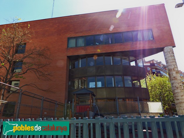 Barcelona - Escola Pública El Sagrer. Façana Plaça Hispano Suïssa