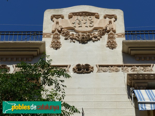 Barcelona - Carrer Gran de Sant Andreu, 14. Detall frontó