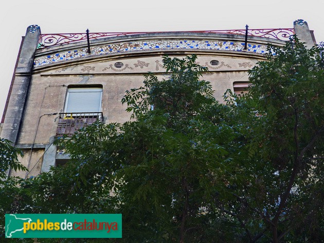 Barcelona - Carrer Gran de Sant Andreu, 65. Coronament amb trencadís