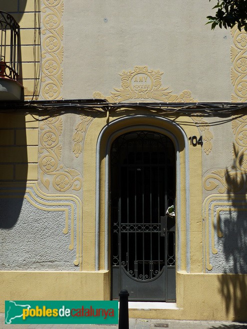 Edifici del carrer Llenguadoc, 104. Porta