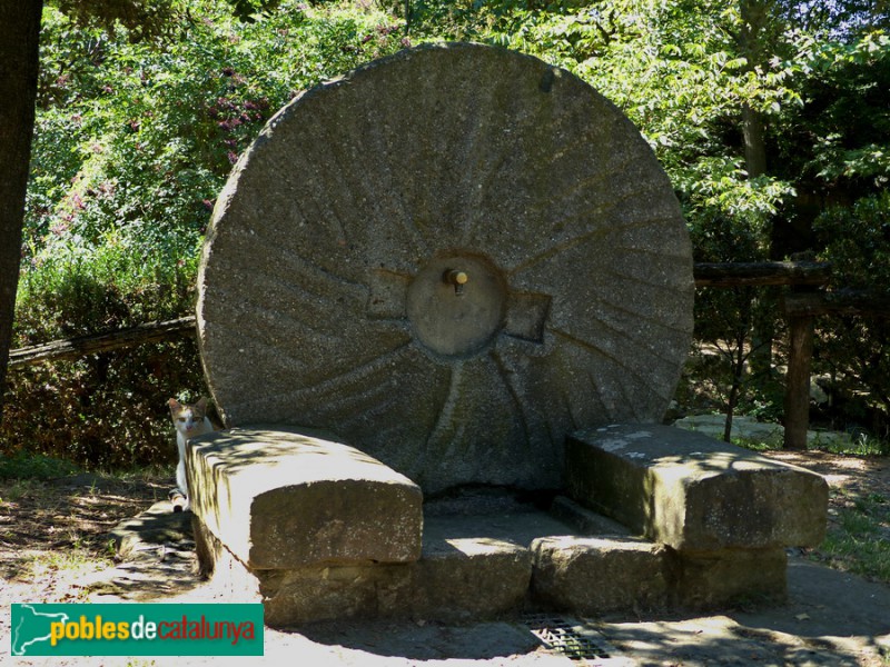 Mola de pedra, convertida en una font