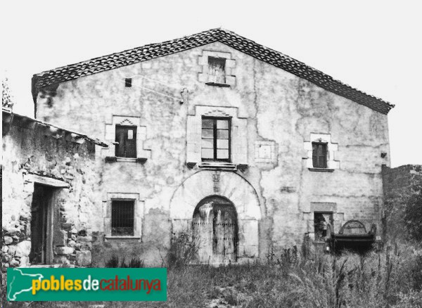Es pot observar que al primer pis encara no hi ha balcó (Foto: Carme Torrents. Direcció Gral Arxiu i Patrimoni. Generalitat de Catalunya, 1982) Es pot observar que al primer pis encara no hi ha balcó