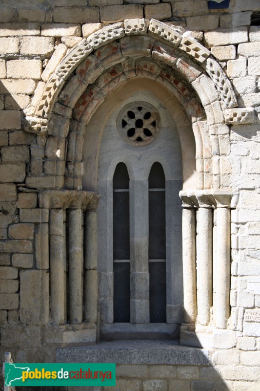 Arties - Església de Santa Maria, finestral gòtic (Foto: Albert Esteves, 2017) Arties - Església de Santa Maria, finestral gòtic
