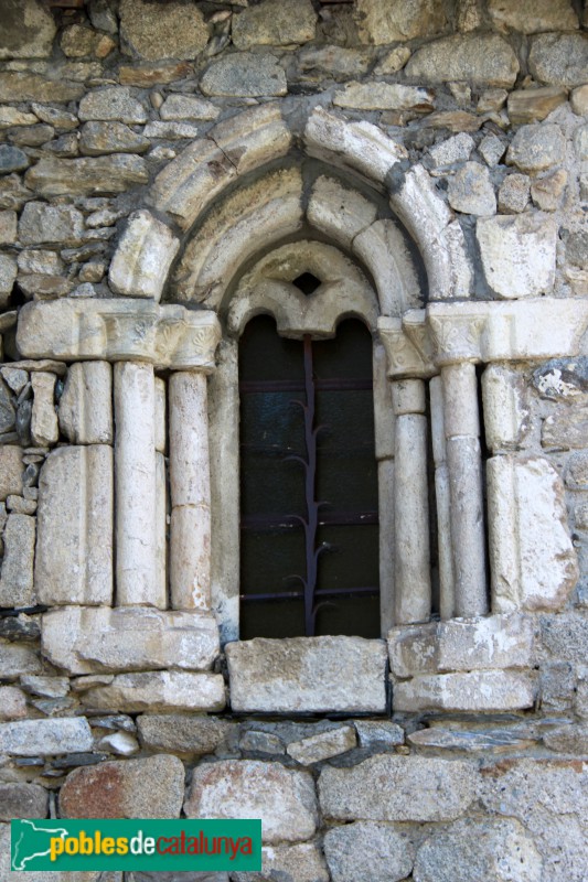 Garòs - Església de Sant Julià, finestral gòtic