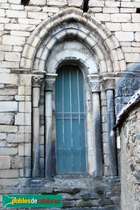 Salardú - Sant Andreu, finestral gòtic (Foto: Albert Esteves) Salardú - Sant Andreu, finestral gòtic