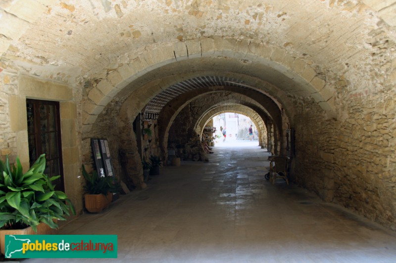 Peratallada - Plaça de les Voltes