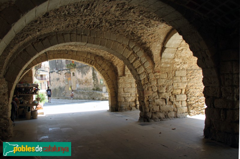 Peratallada - Plaça de les Voltes