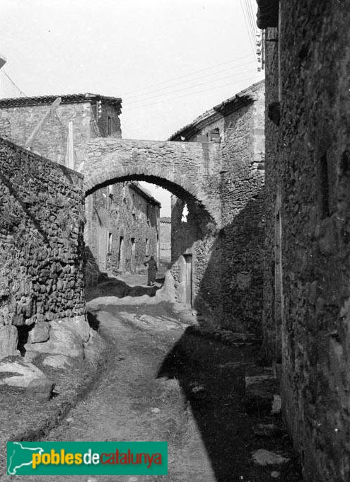 Peratallada (Foto: Francesc Blasi -Arxiu C.E.C.-, c1924) Peratallada